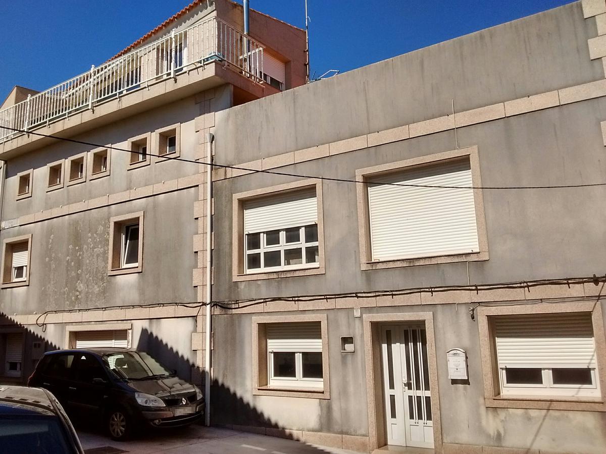 URBANA.- EDIFICIO destinado a VIVIENDA UNIFAMILIAR, señalado con el número trece de la Rúa dos Cons, Barrio de Pedra Cerrada, municipio de A Illa de Arousa, que consta de: a) Planta baja, dividida en un local destinado a garaje, vestíbulo distribuido