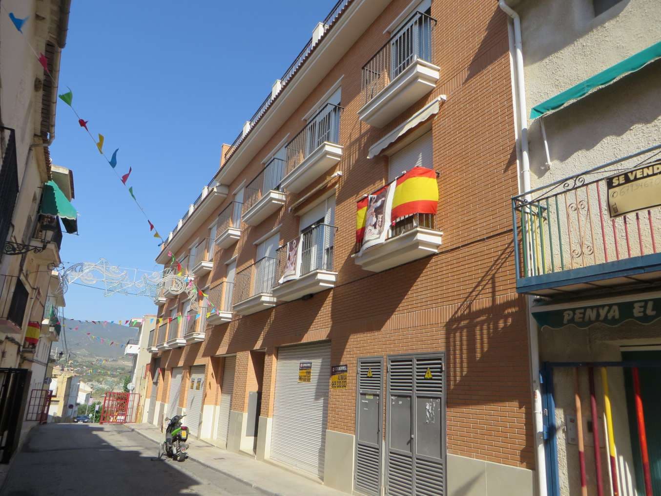 100,00% de Propiedad plena de URBANA.- TRASTERO NÚMERO QUINCE, sito en la planta baja del edificio, y tiene una superficie útil de 8'40 m2 y construida de 9'57 m2. LINDA: Frente, en línea de 2'39 metros, zaguán de acceso a trasteros; Derecha entrando