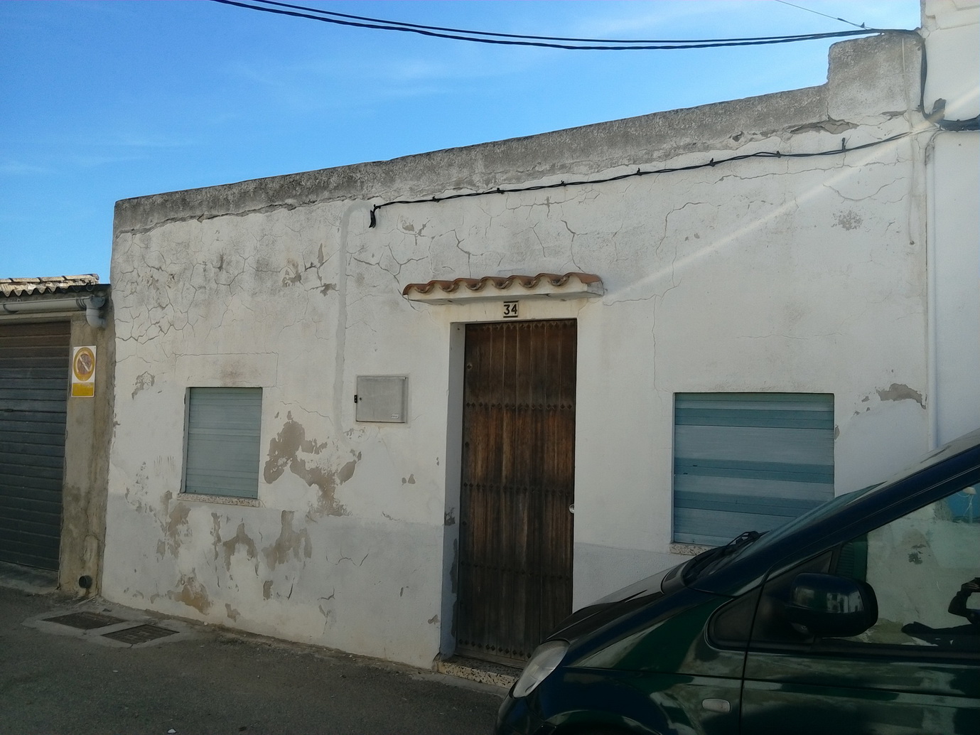 URBANA: Parcela de terreno sita en término de Felanitx, barrio marítimo de Porto Colom, calle de La punta número treinta y cuatro; en la que hay edificada una cochera. Mide treinta palmos de ancho por sesenta de longitud o sea SESENTA Y OCHO METROS S