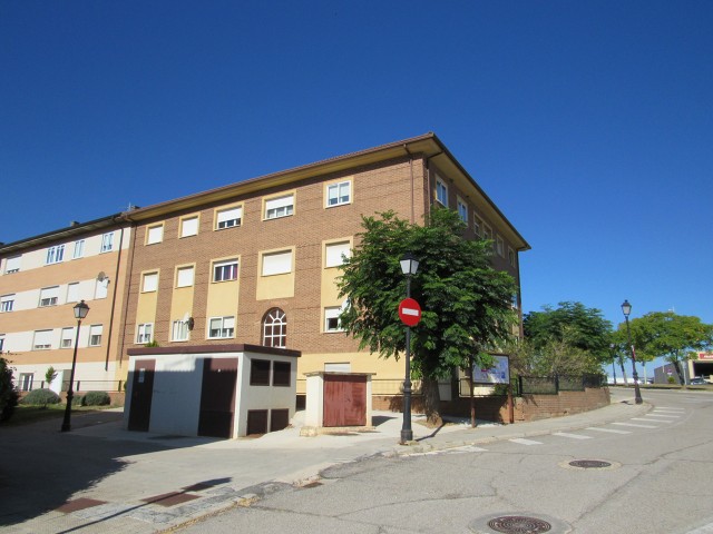 VIVIENDA Inscrita en el Registro de la Propiedad núm. 1 de SORIA.- FINCA NÚMERO 5.277, inscrita al tomo 2275, libro 71, folio 53. FINCA NÚMERO DOCE. VIVIENDA en la PRIMERA PLANTA, tipo 124, la primera a la derecha subiendo por la escalera. Del edific
