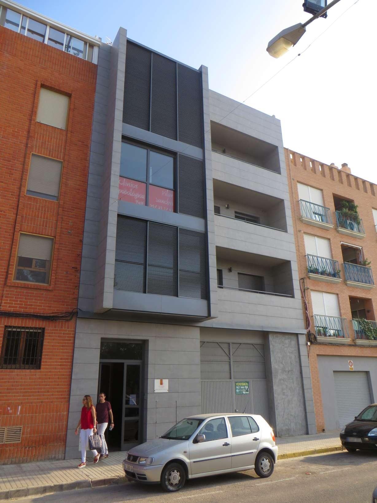 100,00% de Propiedad plena de Local comercial en calle Pio Bajora nº 13 de Almansa (Albacete) con una superficie construida de 162 m2 y útil de 157,35 m2. Cuota: dieciséis enteros, quince centésimas por ciento. Linderos: Frente, calle de su situación